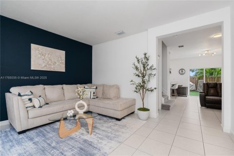 Townhouse in Miami, Florida 3 bedrooms, 137.77 sq.m. № 1695445 - photo 5