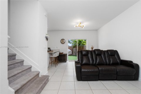 Townhouse in Miami, Florida 3 bedrooms, 137.77 sq.m. № 1695445 - photo 8