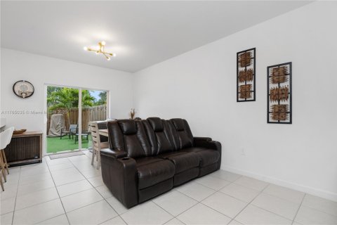 Townhouse in Miami, Florida 3 bedrooms, 137.77 sq.m. № 1695445 - photo 9