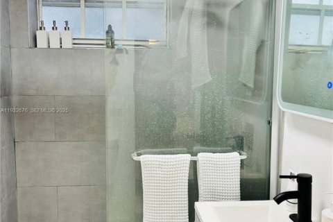 Condo in Miami Beach, Florida № 1991505 - photo 12