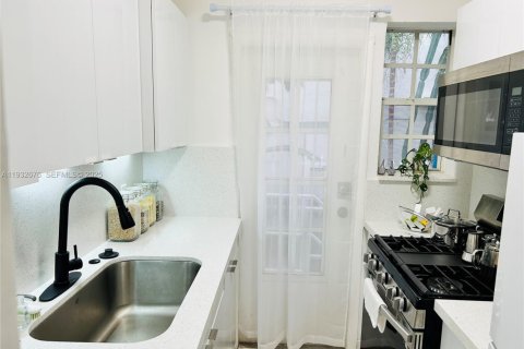 Condo in Miami Beach, Florida № 1991505 - photo 8