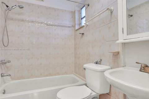 Casa en venta en Hialeah, Florida, 4 dormitorios, 147.71 m2 № 1946221 - foto 8