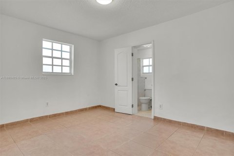 Casa en venta en Hialeah, Florida, 4 dormitorios, 147.71 m2 № 1946221 - foto 15