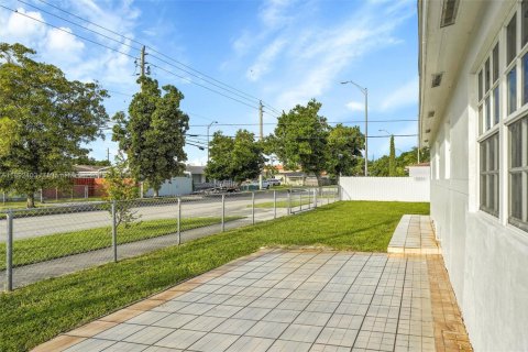 Casa en venta en Hialeah, Florida, 4 dormitorios, 147.71 m2 № 1946221 - foto 21
