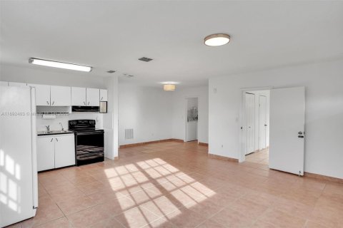 Casa en venta en Hialeah, Florida, 4 dormitorios, 147.71 m2 № 1946221 - foto 2