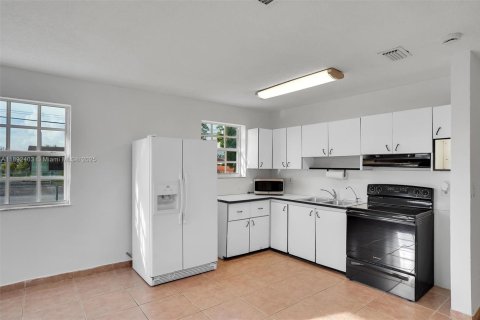 Casa en venta en Hialeah, Florida, 4 dormitorios, 147.71 m2 № 1946221 - foto 4