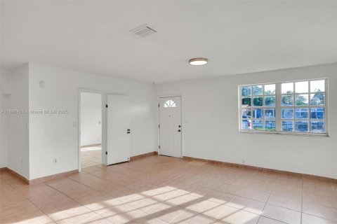 Casa en venta en Hialeah, Florida, 4 dormitorios, 147.71 m2 № 1946221 - foto 5