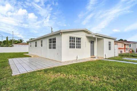 Casa en venta en Hialeah, Florida, 4 dormitorios, 147.71 m2 № 1946221 - foto 20