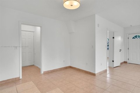 Casa en venta en Hialeah, Florida, 4 dormitorios, 147.71 m2 № 1946221 - foto 10