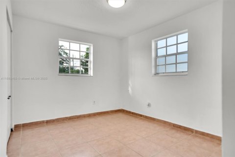 Casa en venta en Hialeah, Florida, 4 dormitorios, 147.71 m2 № 1946221 - foto 19