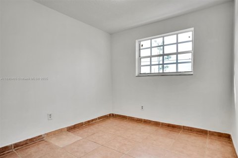Casa en venta en Hialeah, Florida, 4 dormitorios, 147.71 m2 № 1946221 - foto 12