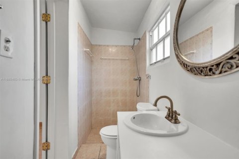 Casa en venta en Hialeah, Florida, 4 dormitorios, 147.71 m2 № 1946221 - foto 17