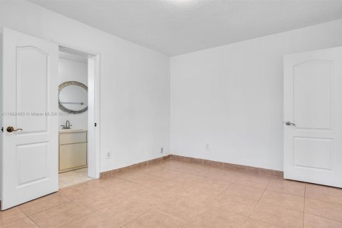 Casa en venta en Hialeah, Florida, 4 dormitorios, 147.71 m2 № 1946221 - foto 16