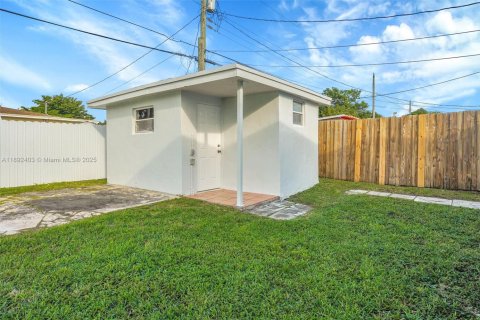 Casa en venta en Hialeah, Florida, 4 dormitorios, 147.71 m2 № 1946221 - foto 23