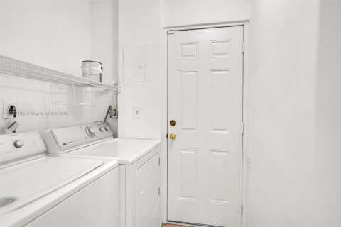 Casa en venta en Hialeah, Florida, 4 dormitorios, 147.71 m2 № 1946221 - foto 11