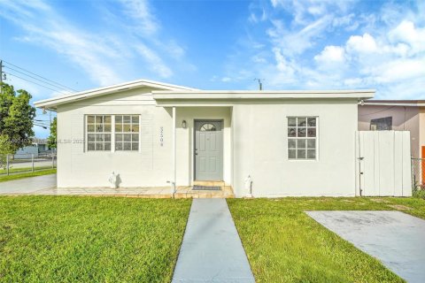 Casa en venta en Hialeah, Florida, 4 dormitorios, 147.71 m2 № 1946221 - foto 1