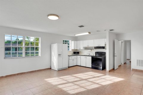Casa en venta en Hialeah, Florida, 4 dormitorios, 147.71 m2 № 1946221 - foto 3