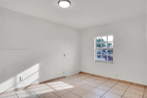 Casa en venta en Hialeah, Florida, 4 dormitorios, 147.71 m2 № 1946221 - foto 6
