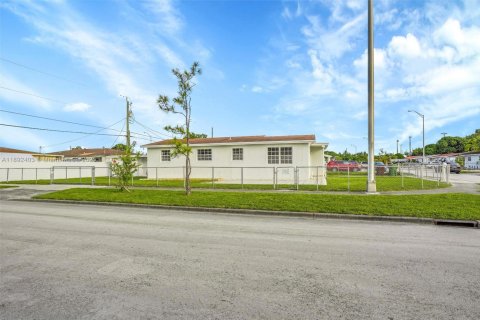 Casa en venta en Hialeah, Florida, 4 dormitorios, 147.71 m2 № 1946221 - foto 24