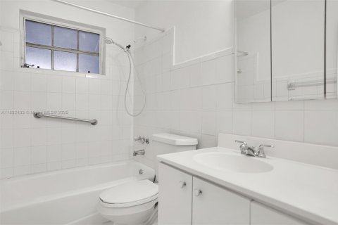 Casa en venta en Hialeah, Florida, 4 dormitorios, 147.71 m2 № 1946221 - foto 14