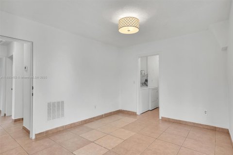 Casa en venta en Hialeah, Florida, 4 dormitorios, 147.71 m2 № 1946221 - foto 9