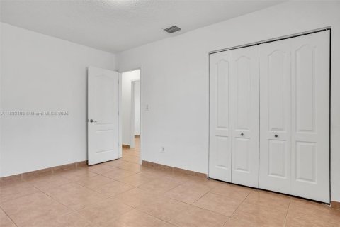 Casa en venta en Hialeah, Florida, 4 dormitorios, 147.71 m2 № 1946221 - foto 18
