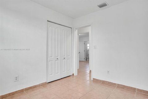 Casa en venta en Hialeah, Florida, 4 dormitorios, 147.71 m2 № 1946221 - foto 13