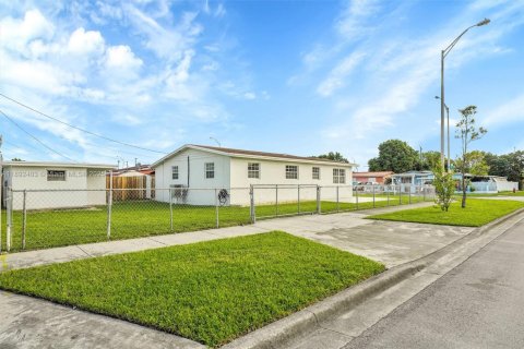 Casa en venta en Hialeah, Florida, 4 dormitorios, 147.71 m2 № 1946221 - foto 22
