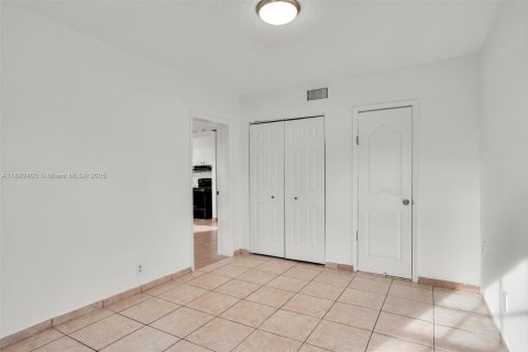 Casa en venta en Hialeah, Florida, 4 dormitorios, 147.71 m2 № 1946221 - foto 7