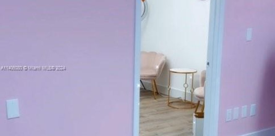 Bureau à Miami Lakes, Floride № 581339