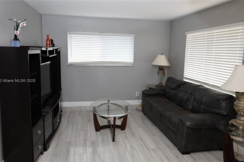 Copropriété à vendre à Sunrise, Floride: 3 chambres, 89.93 m2 № 2016375 - photo 2