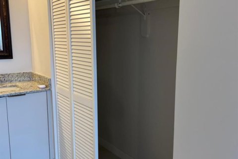 Купить кондоминиум в Майами, Флорида 1 спальня, 68.93м2, № 1705371 - фото 12