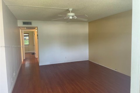Condo in Deerfield Beach, Florida, 2 bedrooms  № 1924841 - photo 1