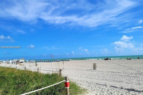 Condo in Miami Beach, Florida № 2010387 - photo 2