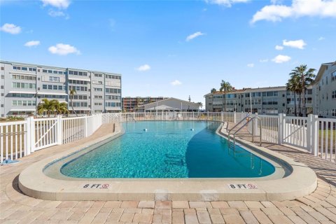 Condo in South Pasadena, Florida, 1 bedroom № 2099627 - photo 27