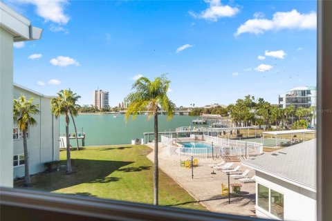Condo in South Pasadena, Florida, 1 bedroom № 2099627 - photo 30