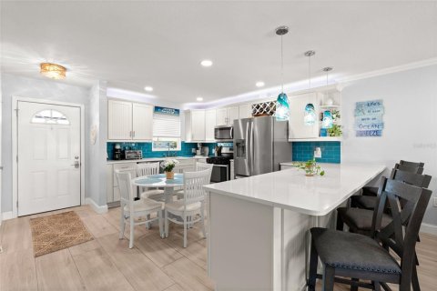Condo in South Pasadena, Florida, 1 bedroom № 2099627 - photo 16