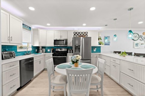 Condo in South Pasadena, Florida, 1 bedroom № 2099627 - photo 17