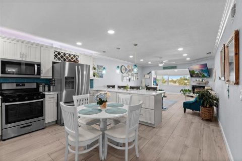 Condo in South Pasadena, Florida, 1 bedroom № 2099627 - photo 18