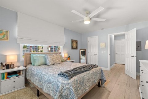 Condo in South Pasadena, Florida, 1 bedroom № 2099627 - photo 20