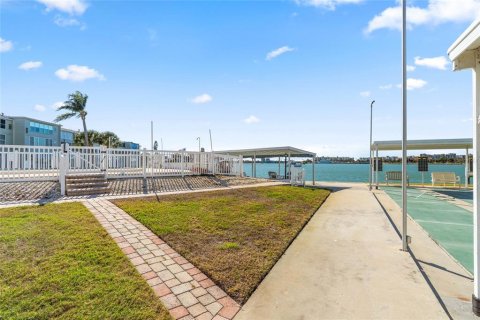 Condo in South Pasadena, Florida, 1 bedroom № 2099627 - photo 25