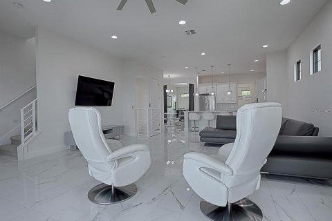 House in Orlando, Florida 4 bedrooms, 323.39 sq.m. № 2227041 - photo 13
