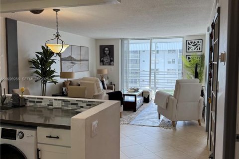 Снять в аренду кондоминиум в Норт-Майами-Бич, Флорида 1 спальня, 75.44м2, № 1987967 - фото 7