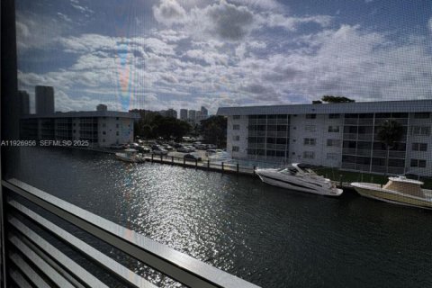 Снять в аренду кондоминиум в Норт-Майами-Бич, Флорида 1 спальня, 75.44м2, № 1987967 - фото 2