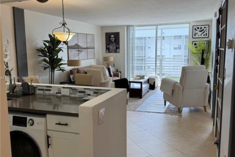 Снять в аренду кондоминиум в Норт-Майами-Бич, Флорида 1 спальня, 75.44м2, № 1987967 - фото 8