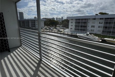 Снять в аренду кондоминиум в Норт-Майами-Бич, Флорида 1 спальня, 75.44м2, № 1987967 - фото 3