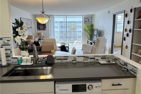 Снять в аренду кондоминиум в Норт-Майами-Бич, Флорида 1 спальня, 75.44м2, № 1987967 - фото 15