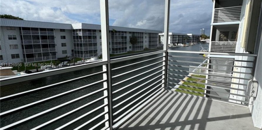 Кондоминиум с 1 спальней в Норт-Майами-Бич, Флорида № 1987967