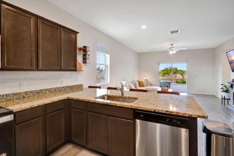 Villa ou maison à vendre à Cape Coral, Floride: 4 chambres № 2006549 - photo 12