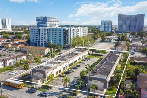 Commercial property in Sweetwater, Florida № 2054046